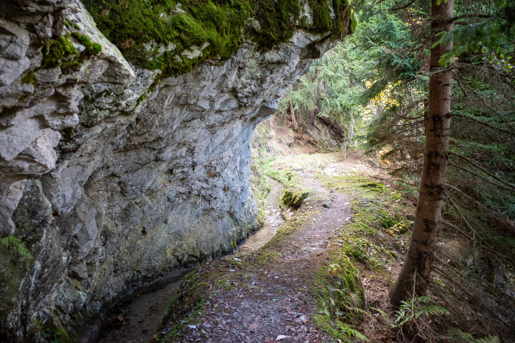 Entlang der  «Oberschta» führt ein eindrücklicher Wanderweg. 