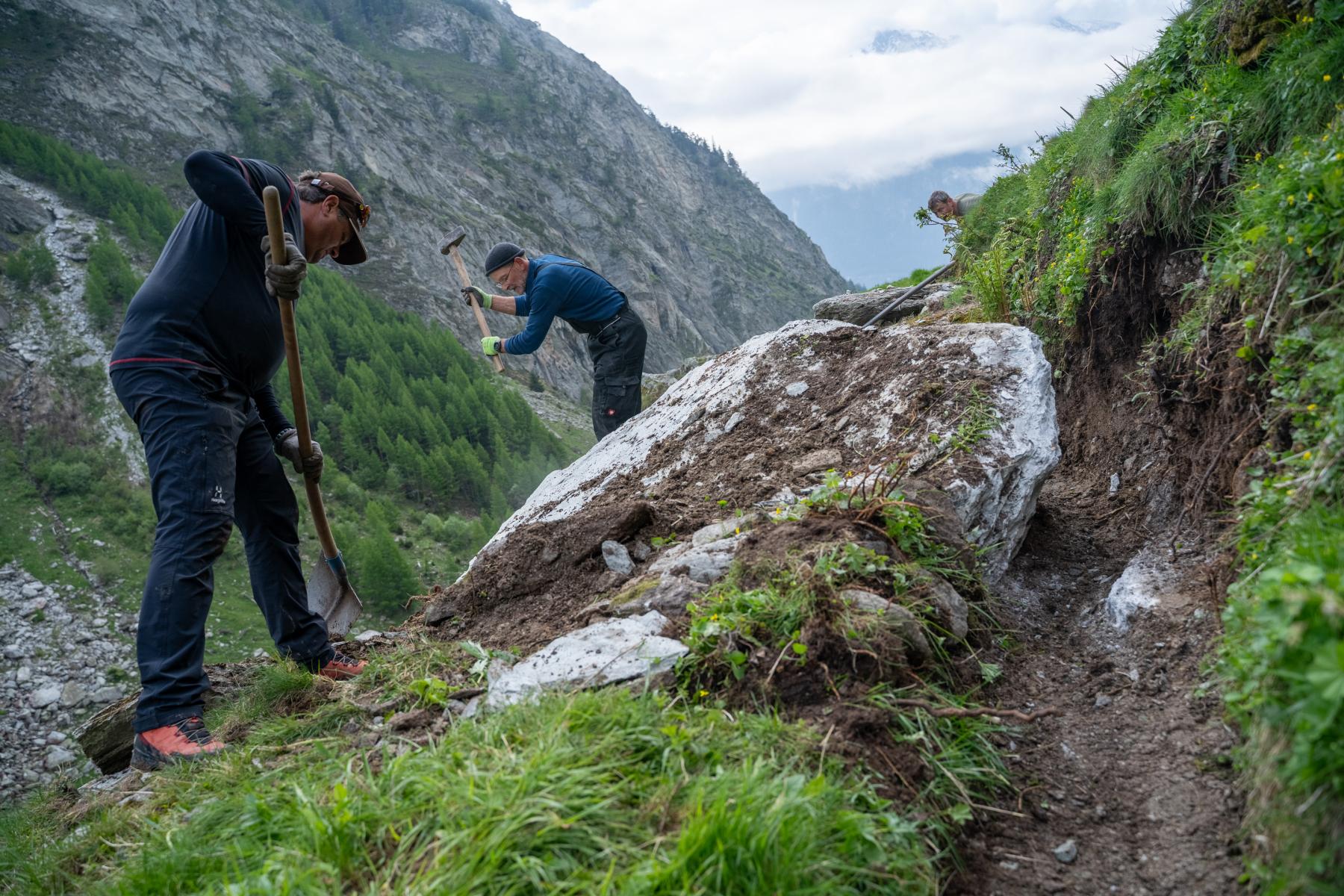 Der Wasservogt und andere Geteilen der Trägerschaft Wyssa-Stigwasser  beim Gemeinwerk.