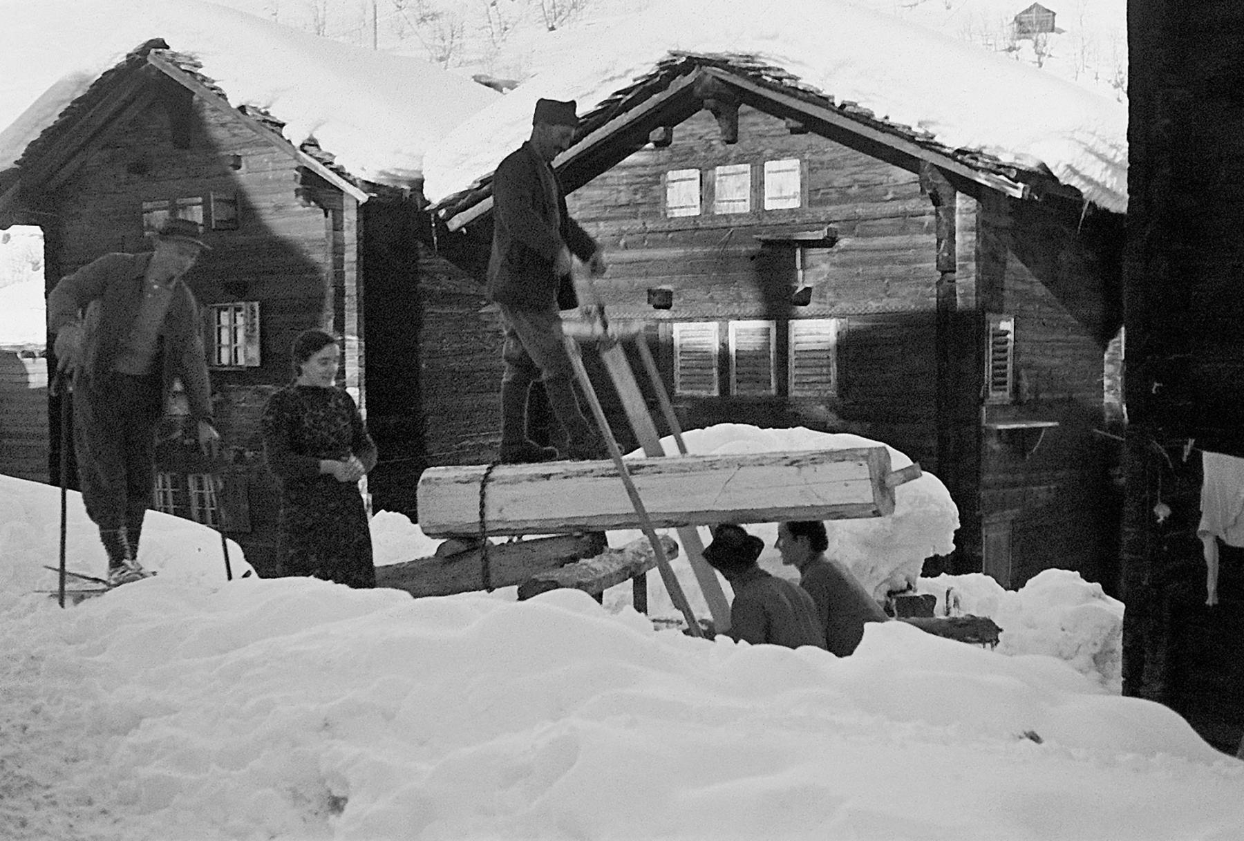 Bretter sägen mit der Holzsäge in Blatten.