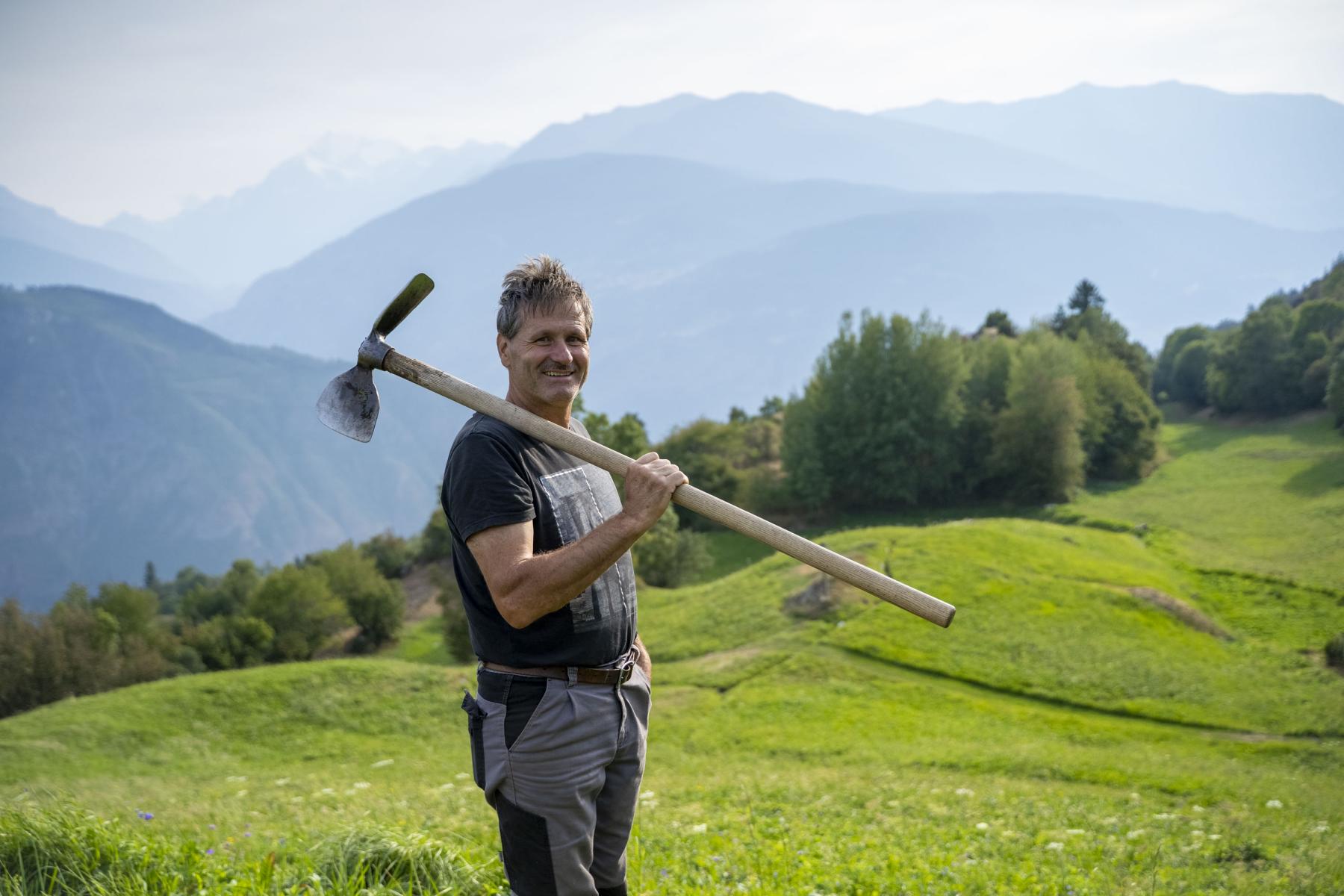 Xaver Nanzer beim Wässern in seiner Freizeit.