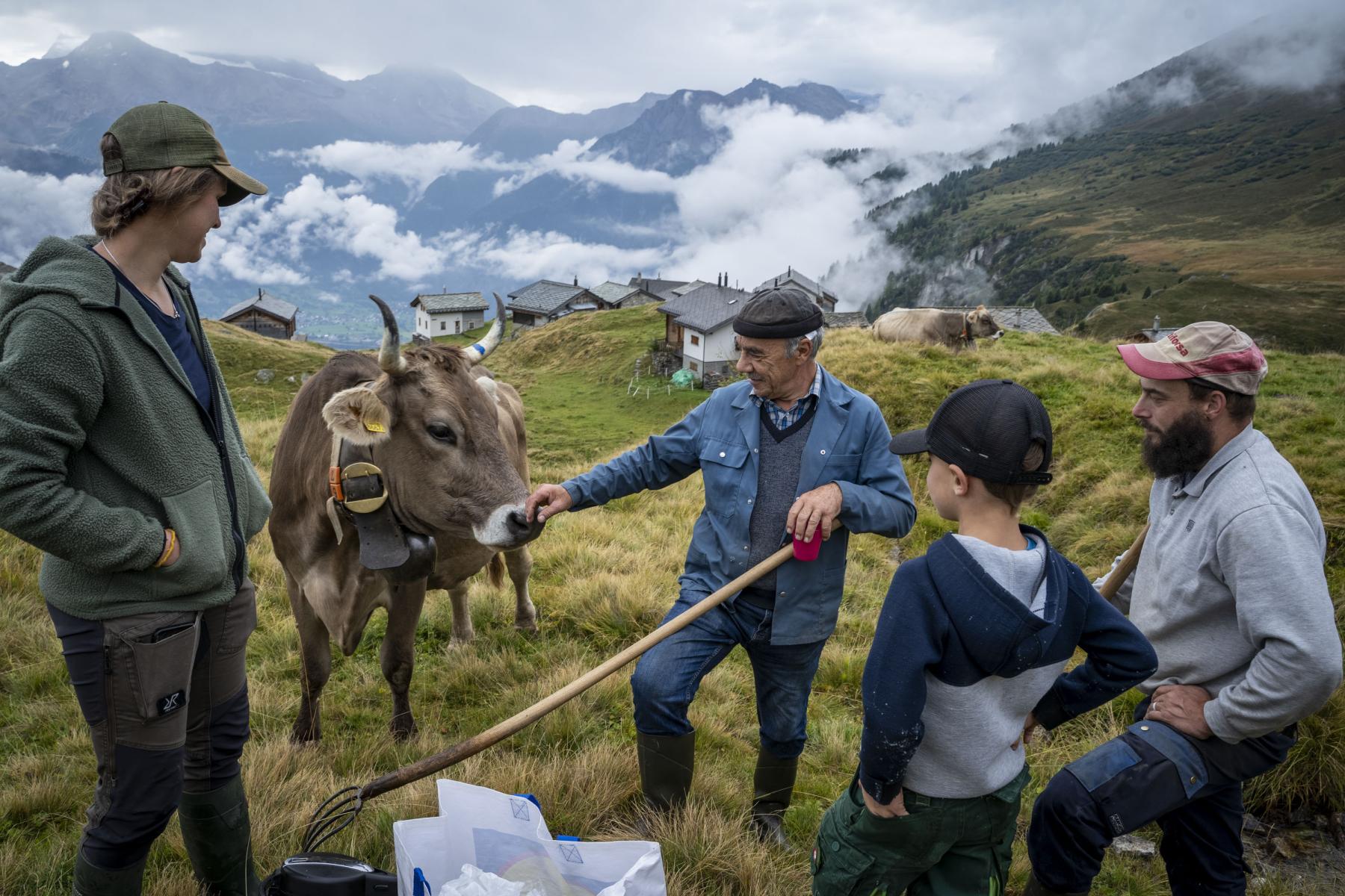 Pause beim Alpwerk der Alpgenossenschaft Bel auf der Belalp.