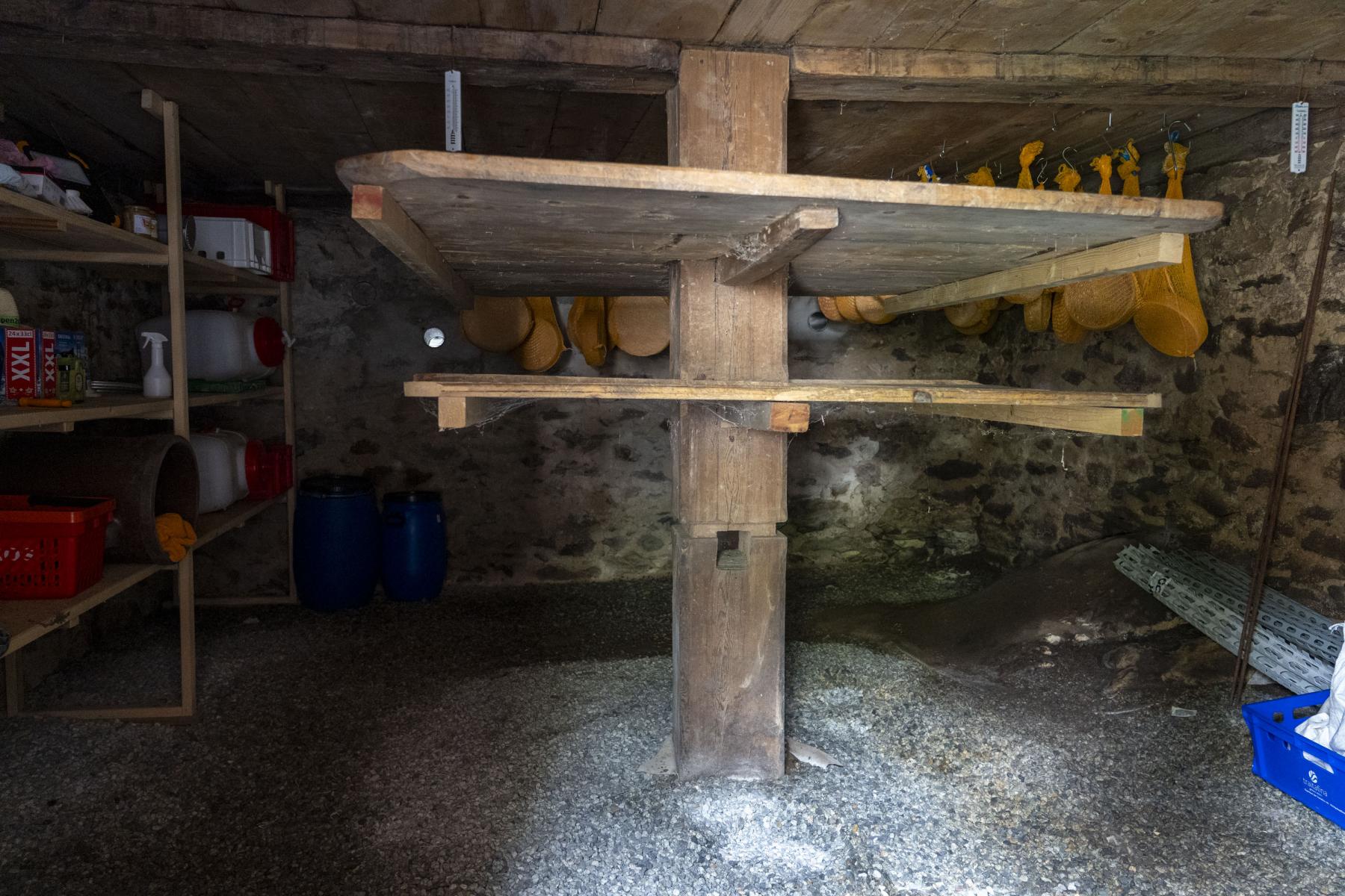 Holzgestell im Keller zur Lagerung von Nahrungsmittel
