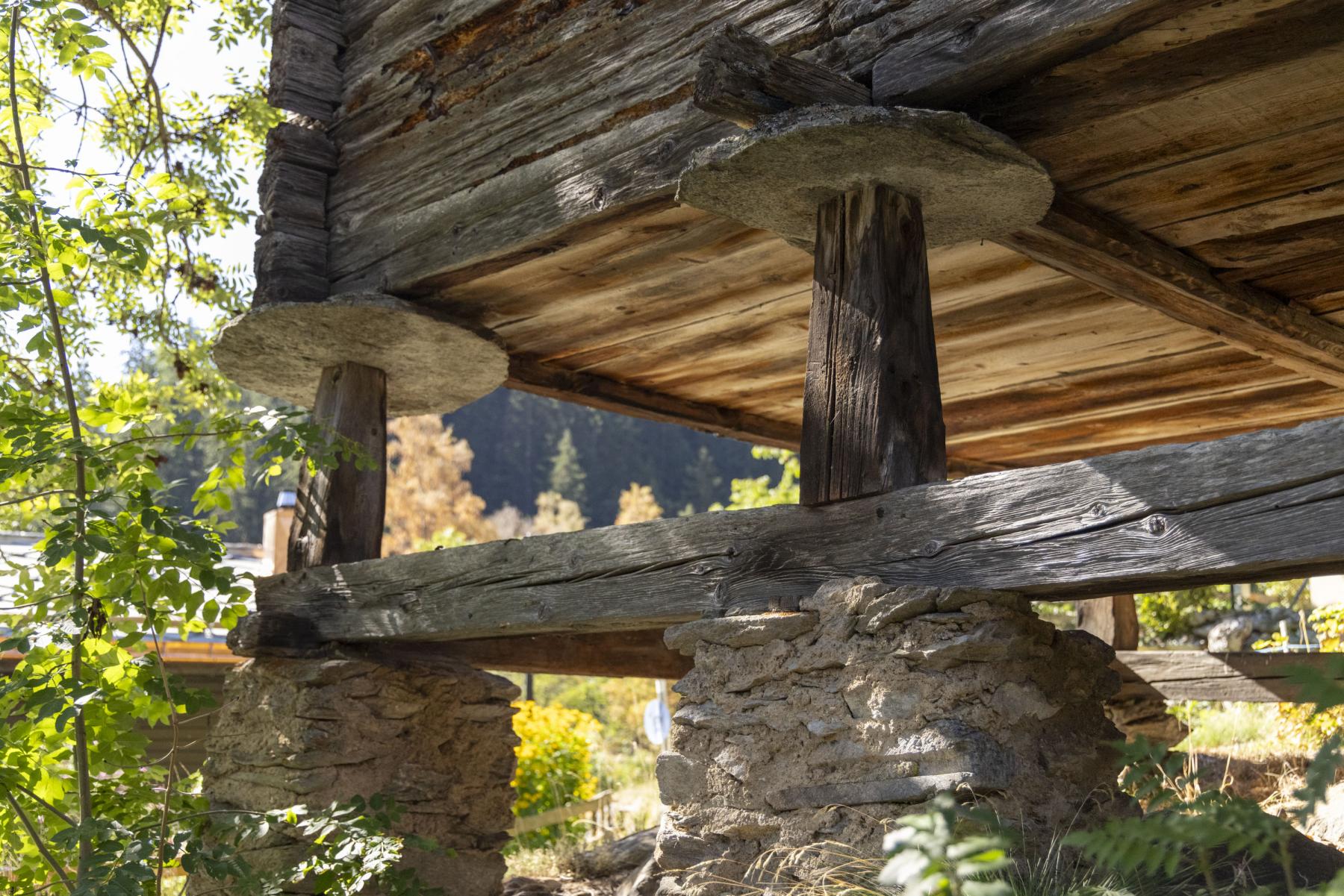 Der Stadel ist auf kurzen Holzstützen mit den typischen Mäuseplatten aus Stein gebaut.