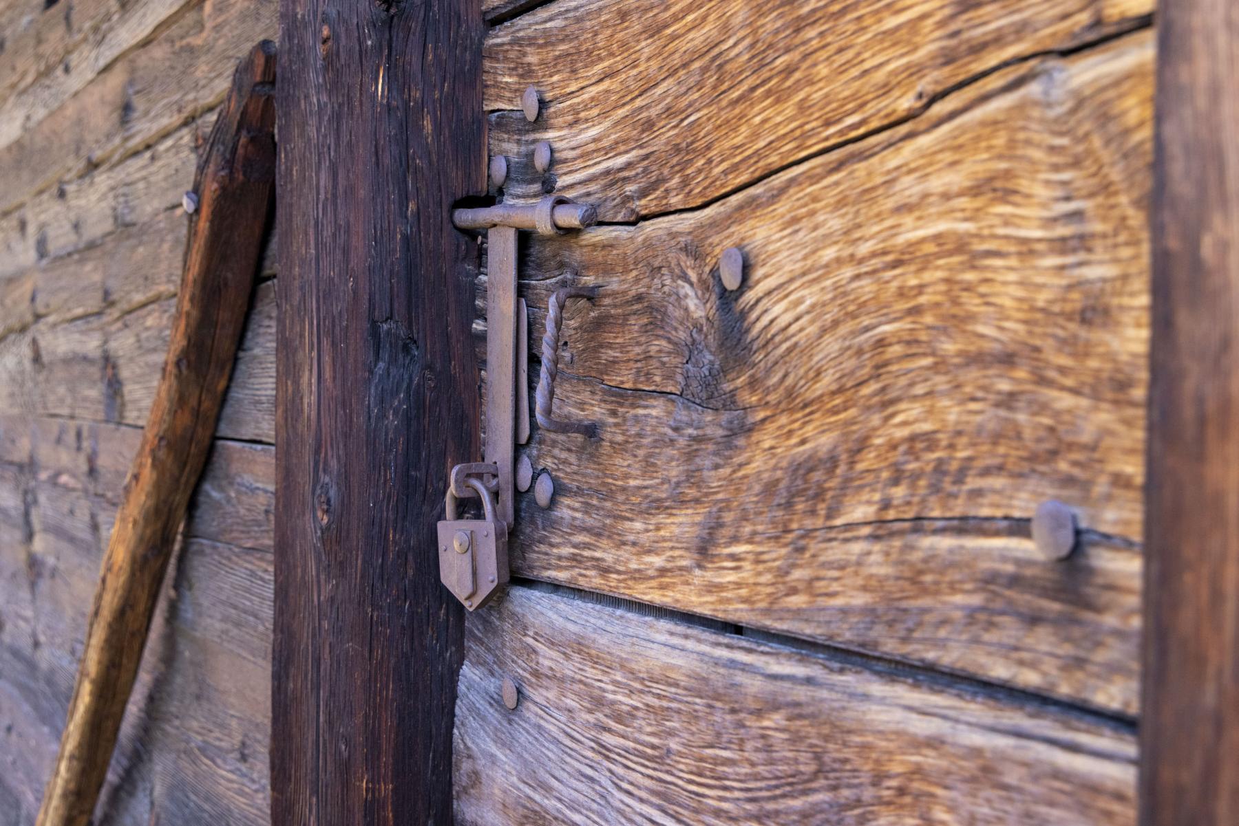 Abschliessbare Türe für eine Kammer des Speichers.