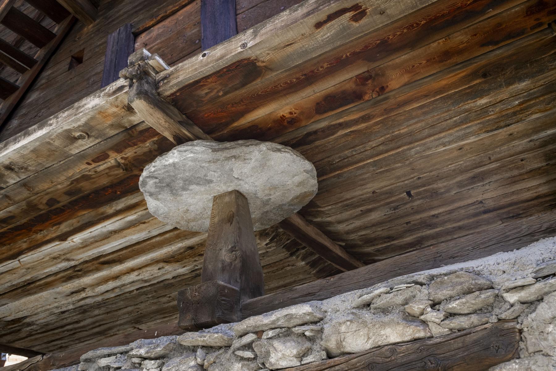 Die Holzstützen mit den typischen Mäuseplatten aus Stein verhindern, dass Mäuse und andere Nagetiere in den Speicher gelangen. 