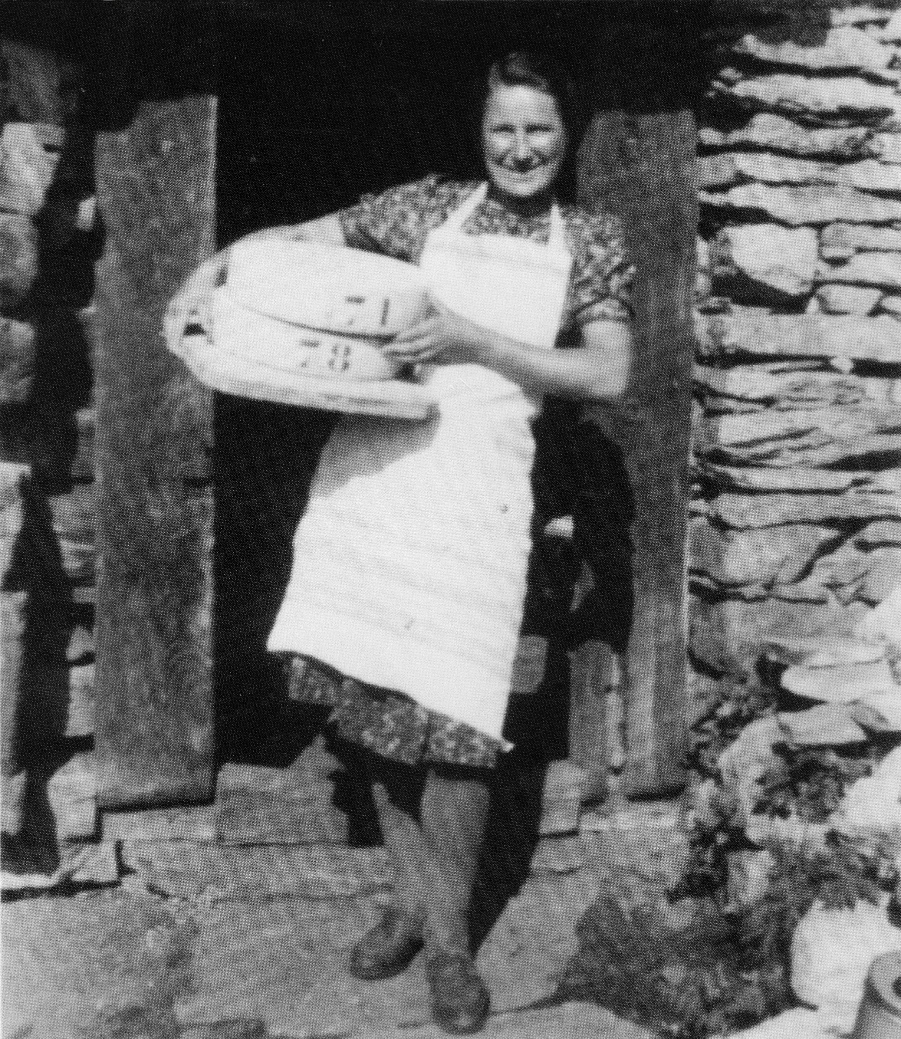 Emma Schmid bring Käse in den Käsekeller auf der Alp Raaft, 1953. (Foto: Vollmar Schmid)