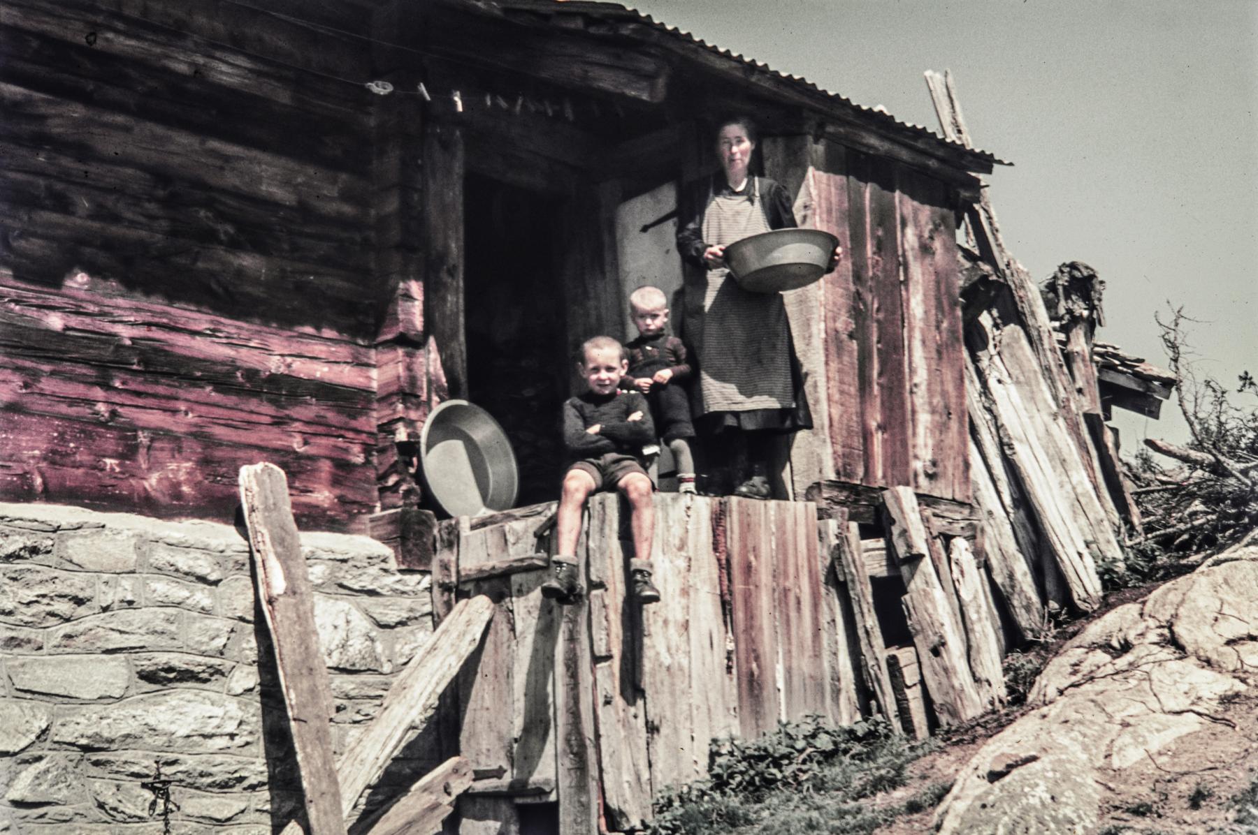 Frau mit dem beim Käsen in der Alphütte (Foto: Erdmann)