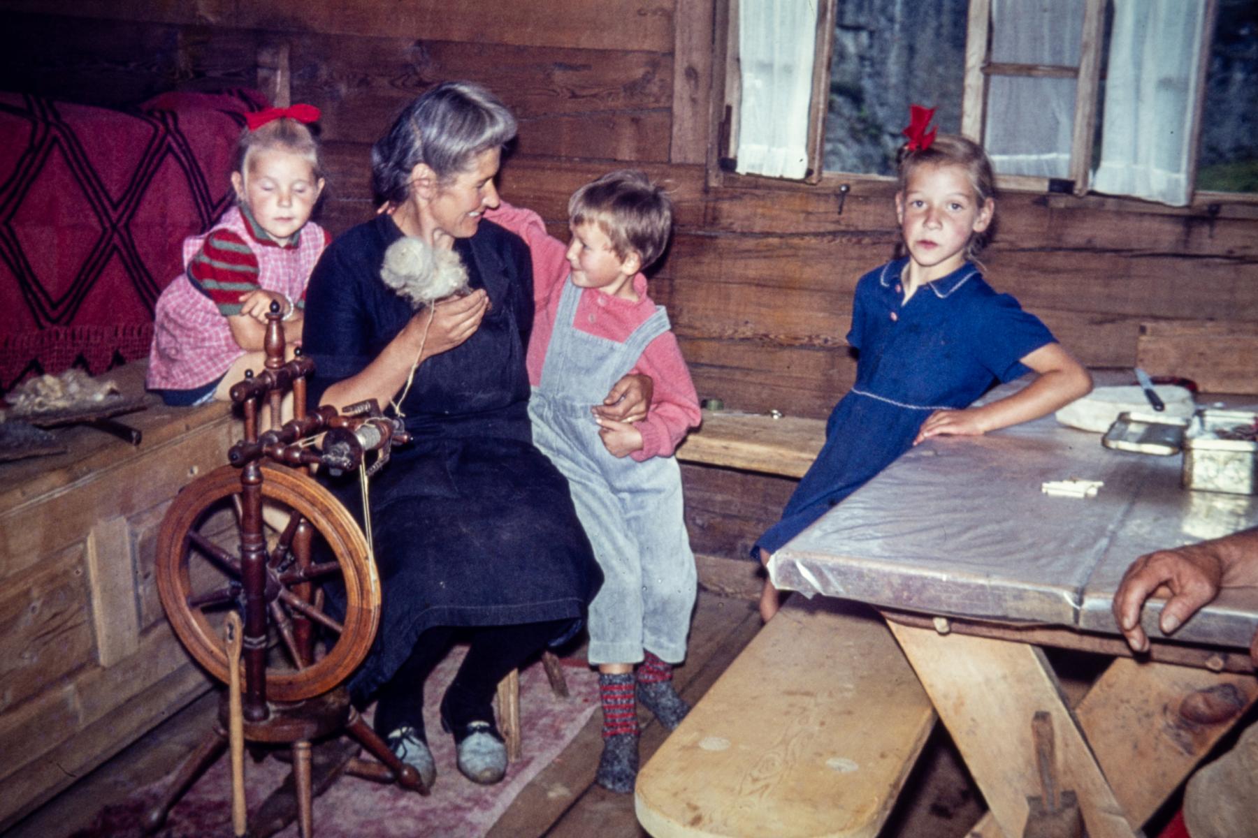 Anna Jossen beim Spinnen der Schafswolle mit dem Spinnrad. (Foto: Familie Jossen)