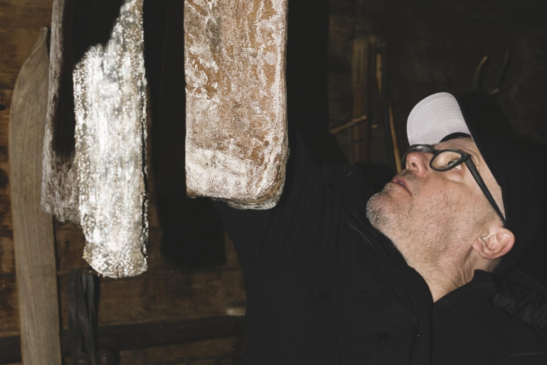 Beat Aeschlimann («Hiesigs») hängt Fleisch zum Trocknen auf.