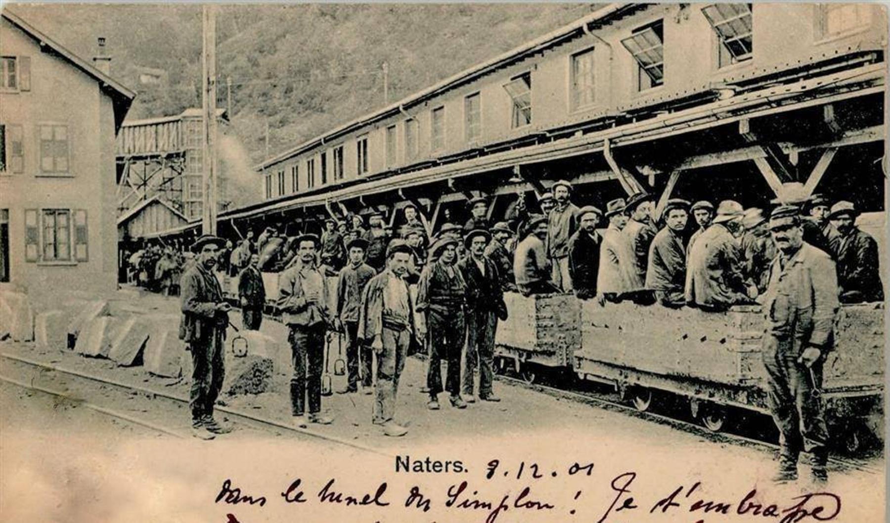 Tunnelarbeiter auf den Weg in den Stollen um 1901.