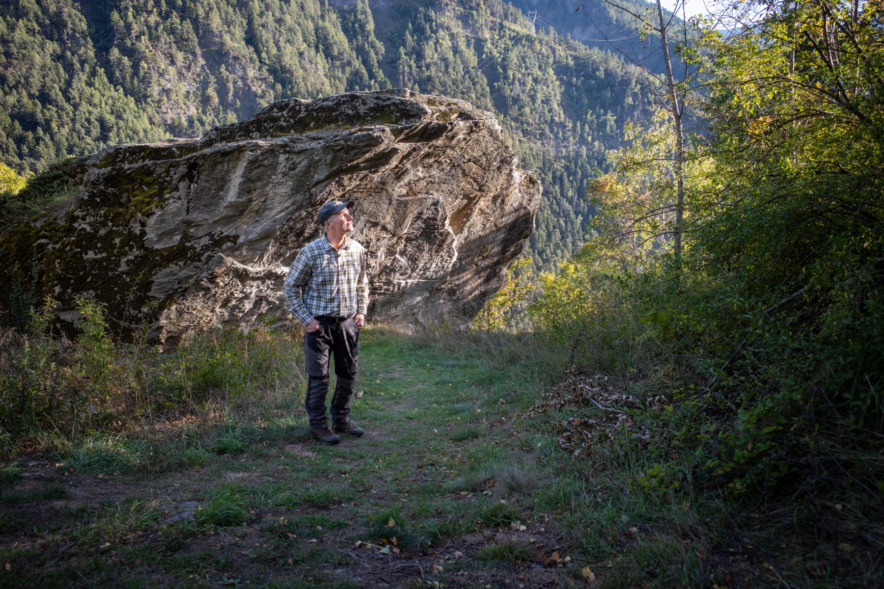Christian Theler im Forstrevier Massa. Hier arbeitet er daran, den Wald mit widerstandsfähigeren Baumarten an die veränderten Bedingungen anzupassen. Gleichzeitig setzt er sich für den Erhalt der Natur- und Kulturwerte des Forstreviers ein.